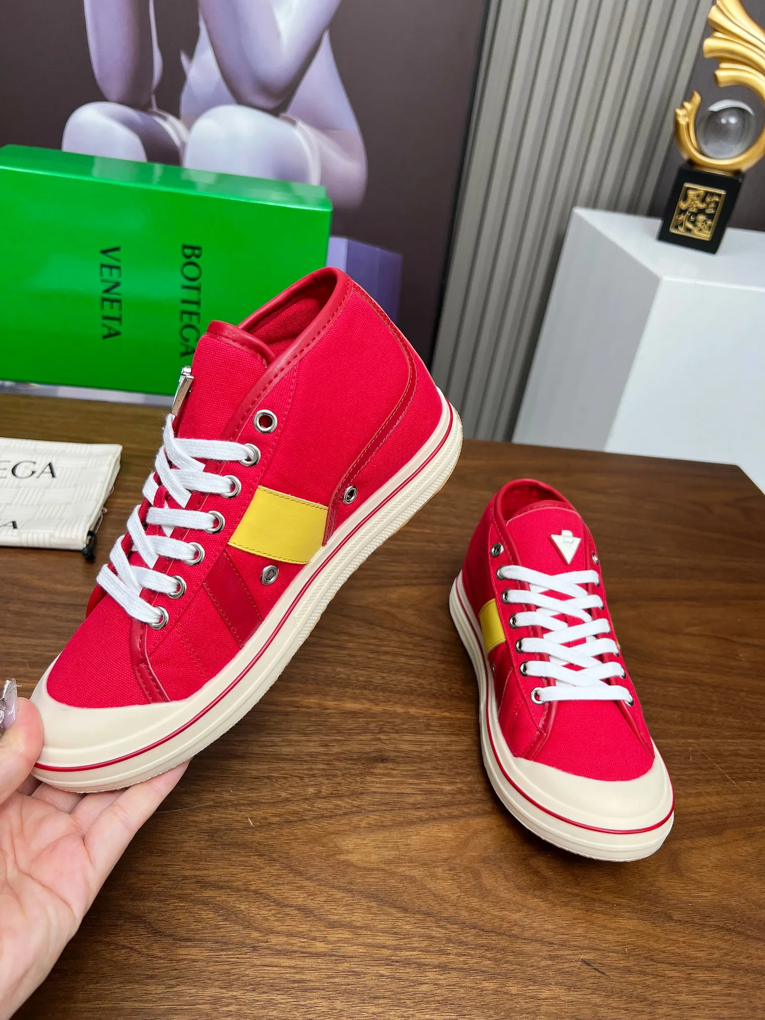 Men's men's shoes 💰520💰 Bottega Veneta BV's latest Eliot series retro basketball shoes casual sports canvas shoes 🔥Become a god when it is launched!🔥 Inspired by retro basketball sneakers, the color combination highlights youthful vitality and perfectly interprets the theme of youth and childlike innocence. The details are also very particular. The summer canvas brings excellent durability and comfort. Designs such as calfskin trim, rubber toe caps and hand-painted retro red lines are full of retro feel. The round toe and convex sole add a modern feel and are suitable for various styles. Easily create a fashionable atmosphere. The upper foot is the focus...can be worn as a couple's shoes...The red lines on each shoe edge are hand-painted, which adds more taste and attitude! ✦Fabric: Original customized high-density canvas + cowhide ✦Inner lining: original customized breathable canvas ✦Insole: movable latex cowhide insole ✦Sole: original molded non-slip and wear-resistant TPU material ✦Sole thickness: 3cm ✦Number of sizes: female size 35--40, female 40 is customized and non-returnable ✦Number: male size 39--45, male 45 is customized and non-returnable